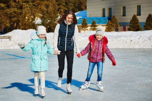 Meninas Com Skate Treinador Inverno — Fotografia de Stock