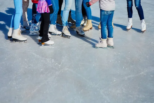 Närbild Skridskorna Från Skridskoåkare Isen Ytbehandlar Skate Isen Sällskap Med — Stockfoto