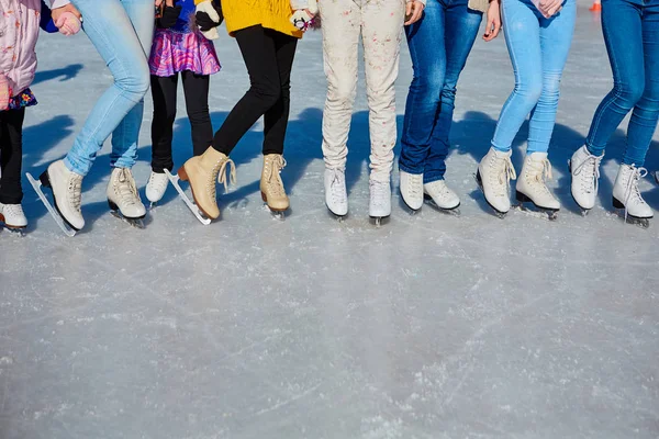 Närbild Skridskorna Från Skridskoåkare Isen Ytbehandlar Skate Isen Sällskap Med — Stockfoto