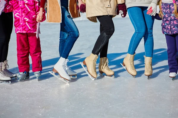 Närbild Skridskorna Från Skridskoåkare Isen Ytbehandlar Skate Isen Sällskap Med — Stockfoto