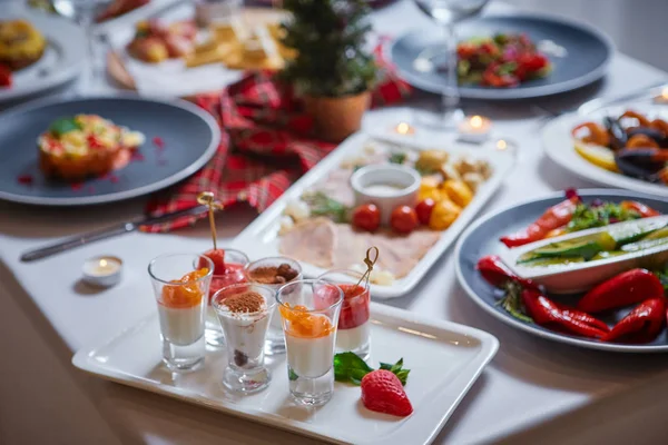 Mesa bem servida em um restaurante com muitas saladas, aperitivos, sobremesas — Fotografia de Stock