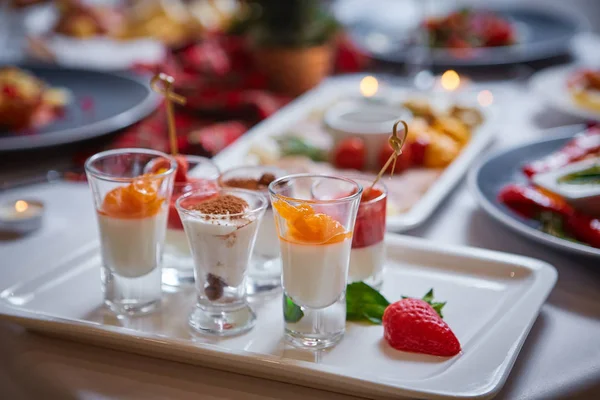 Mesa bem servida em um restaurante com muitas saladas, aperitivos, sobremesas — Fotografia de Stock