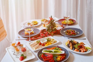 Noel yemeği. İki kişi için servis restoran, bir tabloda yeni yıl için hazırdır.