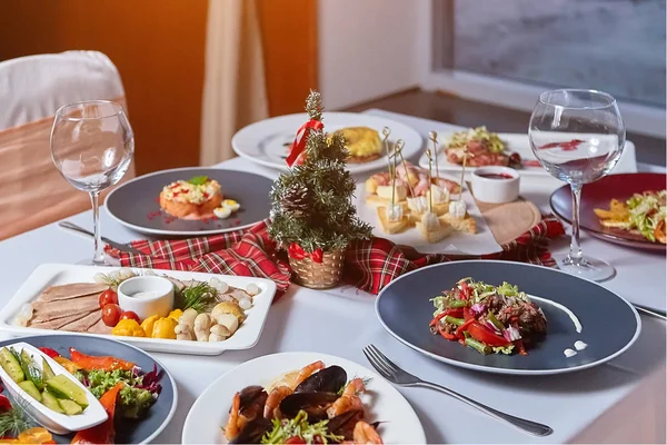 Mesa Festiva Servida Com Muita Comida — Fotografia de Stock