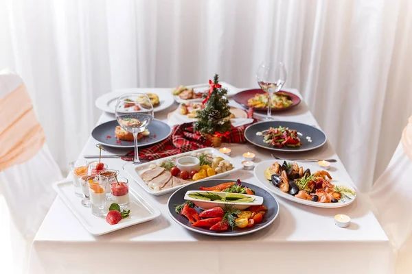 Mesa Jantar Temática Natal Com Uma Variedade Aperitivos Saladas — Fotografia de Stock