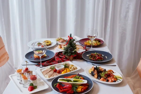 Jantar de Natal. Uma mesa no restaurante, servida para duas pessoas, está pronta para o Ano Novo — Fotografia de Stock