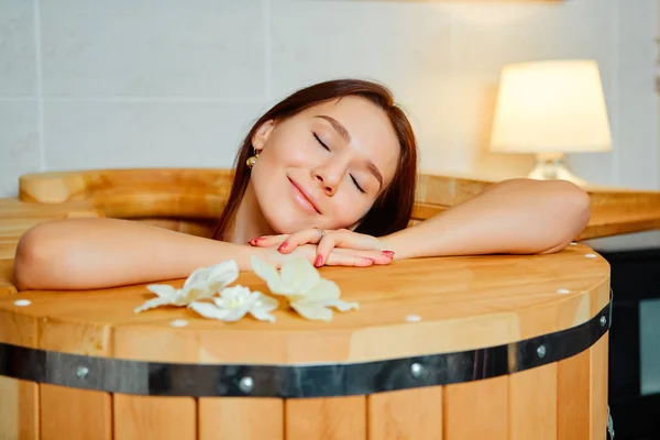 Junge Frau im Zedernfass. Wellness, medizinische Verfahren, Hautpflege und Behandlung. Sauna und Hamam — Stockfoto