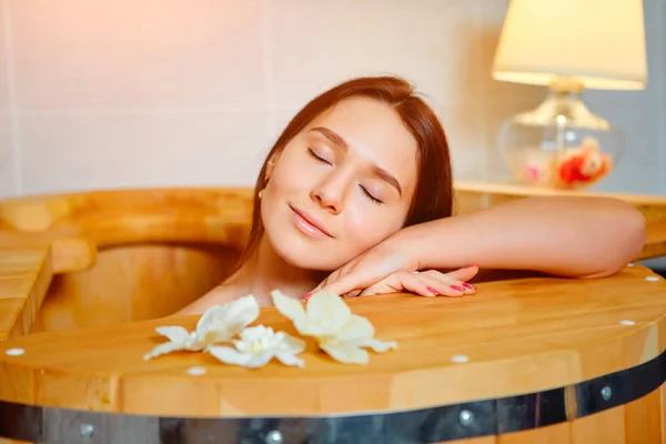 Fasszeder vorhanden. Wellness-Sauna. Aromatherapie. junge Schönheit Frau. Mädchen-Gesicht — Stockfoto