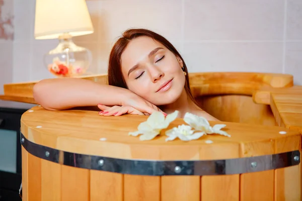 Fasszeder vorhanden. Wellness-Sauna. Aromatherapie. junge Schönheit Frau. Mädchen-Gesicht — Stockfoto