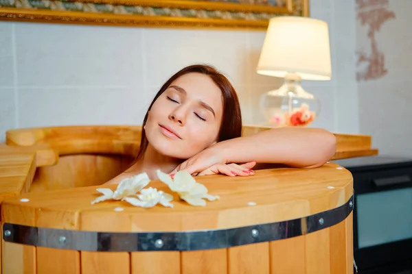 Γυναίκα έχοντας spa θεραπεία και χαλάρωση σε ξύλινο βαρέλι ζεστό σάουνα, μπανιέρα Κέδρος — Φωτογραφία Αρχείου