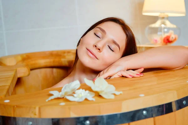 Trattamento termale curativo. Barile di cedro. Giovane bella ragazza. Accessori sanitari. Procedura salone . — Foto Stock