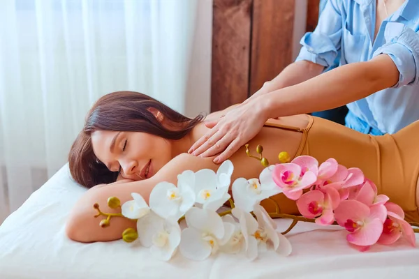 Vacker ung kvinna avkopplande med hand massage på skönhet spa — Stockfoto