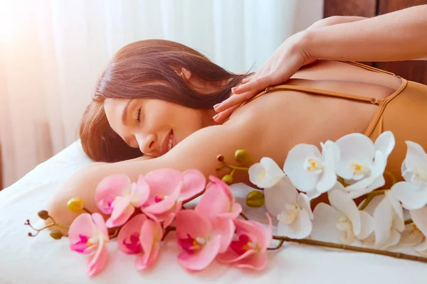 Vrouw genieten tijdens een ontspannen massage in de spa — Stockfoto