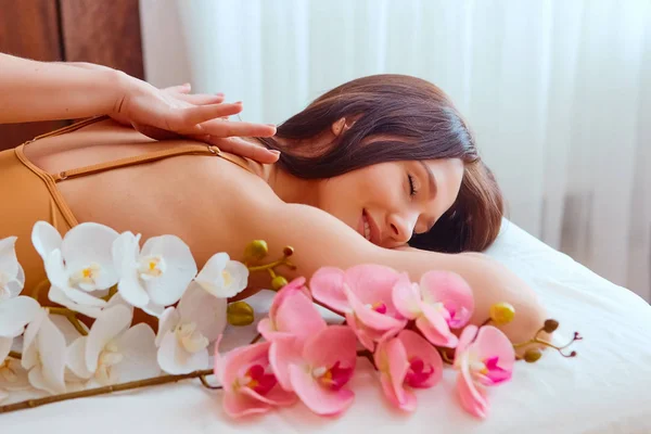 Kvinna som njuter av under en relax massage på spa — Stockfoto