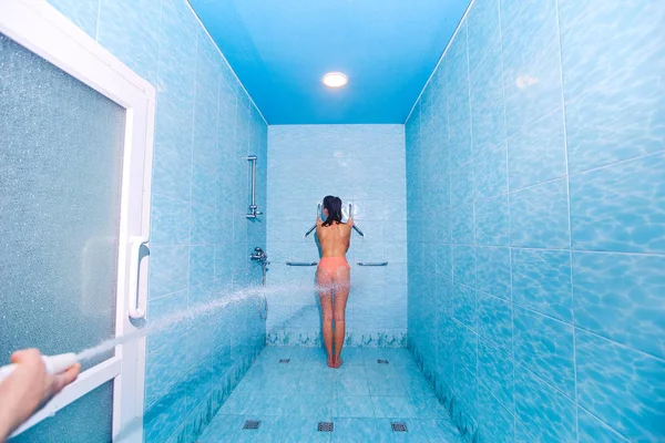 Donna con massaggio ad alta pressione con doccia Sharko — Foto Stock