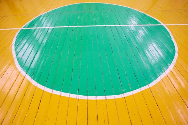 Antiguo piso agrietado de la sala de deportes con marcas para el baloncesto — Foto de Stock