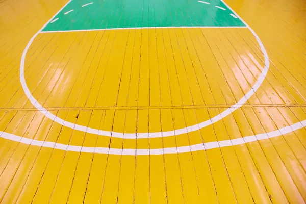 Antiguo piso agrietado de la sala de deportes con marcas para el baloncesto — Foto de Stock