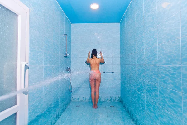 Donna con massaggio ad alta pressione con doccia Sharko — Foto Stock