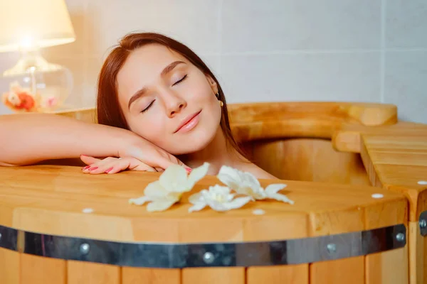 Γυναίκα έχοντας spa θεραπεία και χαλάρωση σε ξύλινο βαρέλι ζεστό σάουνα, μπανιέρα Κέδρος — Φωτογραφία Αρχείου