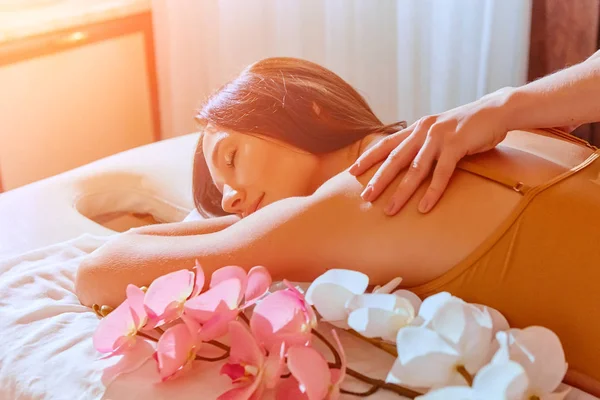 Massage. Körperpflege. Wellness-Körpermassage Behandlung. Frau bei Massage im Wellness-Salon — Stockfoto