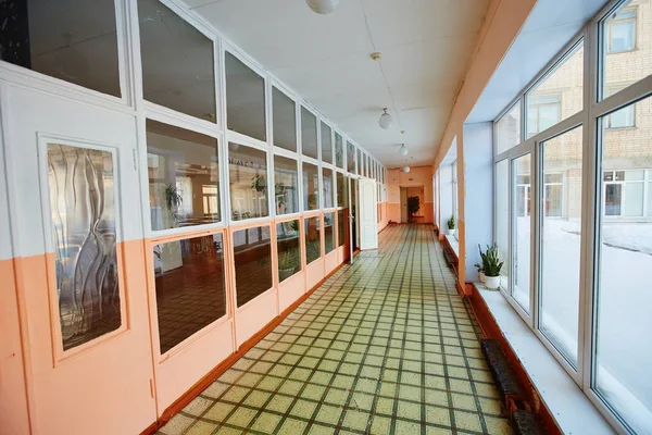 Vista interior del pasillo de entrada, antigua escuela o apartamento bui —  Fotos de Stock