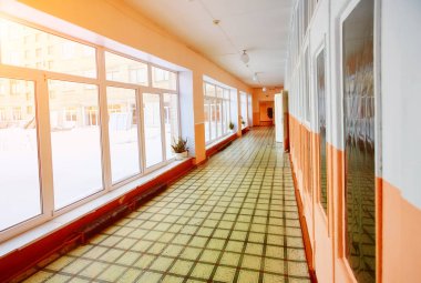 Eski bir okul veya ofis binası koridorperspektif görünümü , boş dar, yüksek ve uzun , birçok oda kapıları ve Pencereler ile. İç tasarım ve eğitim arka plan kavramı.