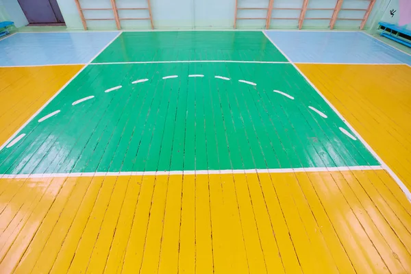 Stare pęknięte piętro hali sportowej z oznakowaniami do koszykówki — Zdjęcie stockowe