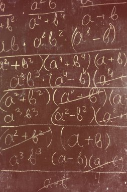 Tebeşir tahtası backgrou üzerinde beyaz tebeşir tarafından yazılmış Matematik formülleri