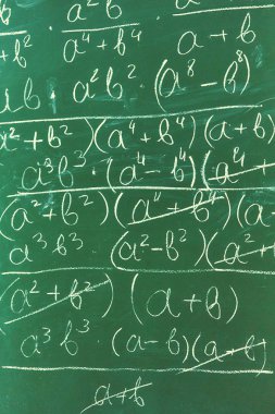 Tebeşir tahtası backgrou üzerinde beyaz tebeşir tarafından yazılmış Matematik formülleri