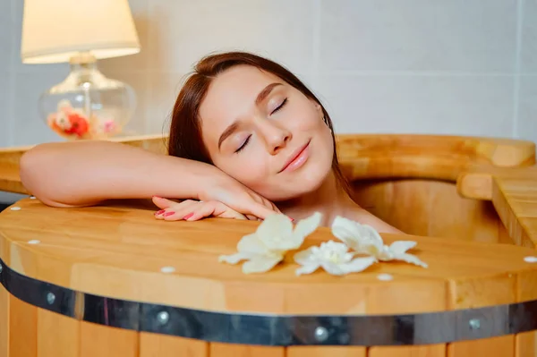 Heilende Kurbehandlung. Zedernholz. junges schönes Mädchen. Gesundheitszubehör. Salonverfahren. — Stockfoto