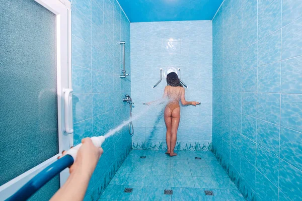Giovane donna in costume da bagno con massaggio ad alta pressione con doccia Charcot. Trattamento anticellulite nel salone SPA — Foto Stock