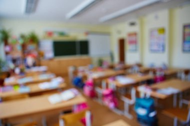 Çocuksuz bulanık bir arka plandaki sınıf. Öğrenciler lef