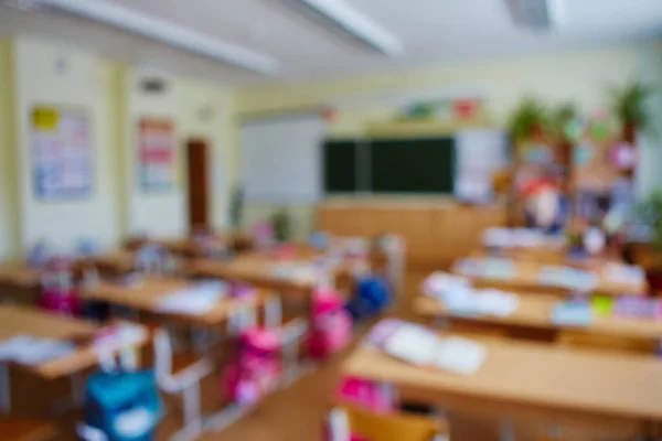 Aula en un fondo borroso sin niños. Estudiantes se van —  Fotos de Stock