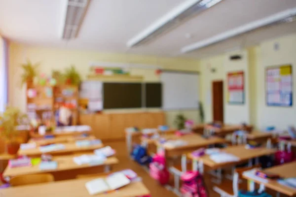 Aula en un fondo borroso sin niños. Estudiantes se van —  Fotos de Stock