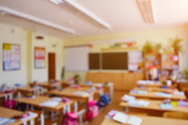 Aula en un fondo borroso sin niños. Estudiantes se van — Foto de Stock