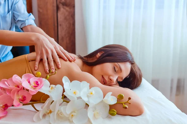Giovane bella donna che fa un massaggio nel salone spa — Foto Stock