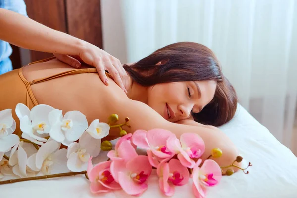 Piękna młoda kobieta otrzymuje masaż w salonie spa — Zdjęcie stockowe