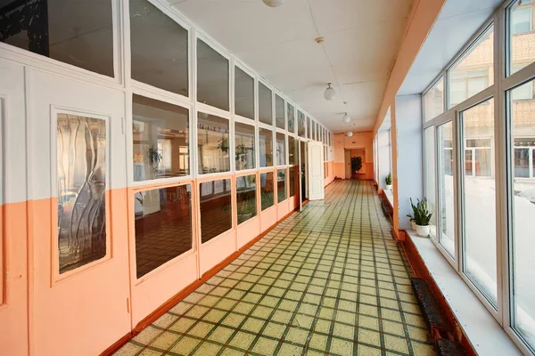 View inside the entrance corridor, old school or apartment bui — стоковое фото