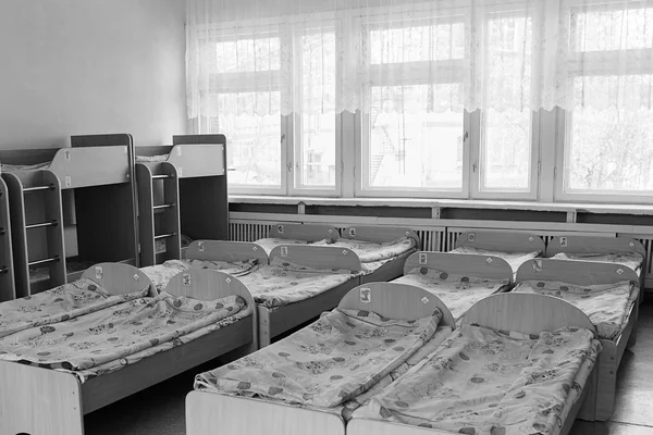 Κρεβάτια σε οικοτροφείο, ορφανοτροφείο, Κέντρο για εκτοπισμένα παιδιά, πρόσφυγες ή σε προσωρινό κέντρο στέγασης — Φωτογραφία Αρχείου