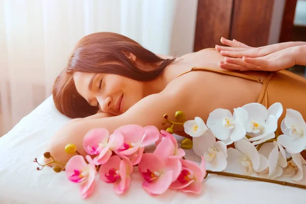 Женщина наслаждается расслабляющим массажем в спа — стоковое фото