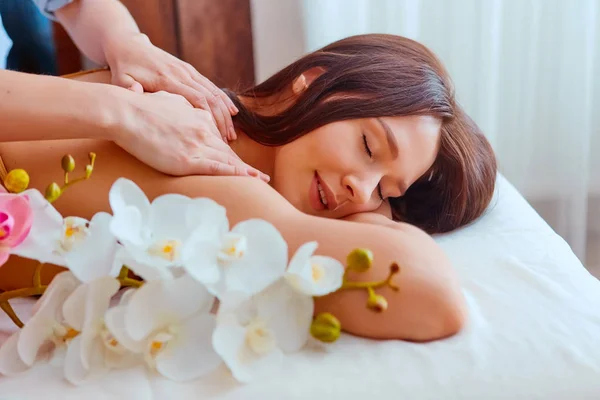 Vacker ung kvinna som får massage i spa salong — Stockfoto