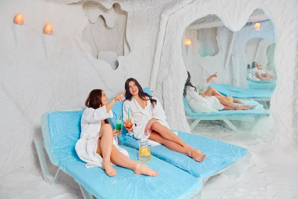 Halotherapy, tuz bir mağarada iki kadın rahatlatıcı