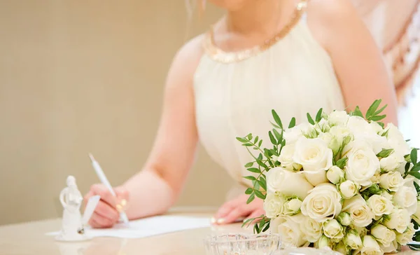 新娘在登记处签署结婚结婚证书. — 图库照片