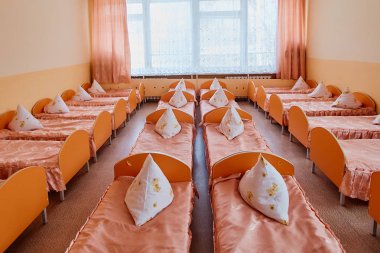 Anaokulu Bebek karyolası. Yetimhane veya yatılı okul. Yatılı okulda veya bir yetimhanede yataklar