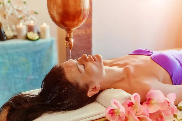 Ayurveda-Massage alternative Heiltherapie. Schöne kaukasische — Stockfoto