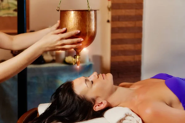 Ayurvediska shirodhara förfarande. Indisk massage på den antika tekniken shirodhara. Det bästa av indisk massage — Stockfoto