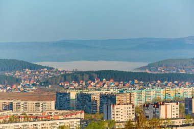 Miass, Rusya 'nın kuzeyindeki yerleşim biriminde. Arka planda, Ural dağları, Ilmen sırtı ve Turgoyak gölü yakınlarındaki Turgoyak köyü var.