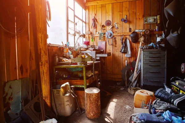 Taller, cobertizo, garaje o trastero con herramientas para reparación, tareas, repuestos de diversos equipos . — Foto de Stock