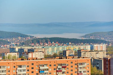 Miass, Rusya 'nın kuzeyindeki yerleşim biriminde. Arka planda, Ural dağları, Ilmen sırtı ve Turgoyak gölü yakınlarındaki Turgoyak köyü var..
