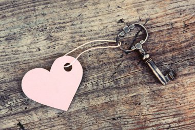 Klavyede kalp sembolü. Aşk, romantizm ve klasik yaşam tarzı kavramı.